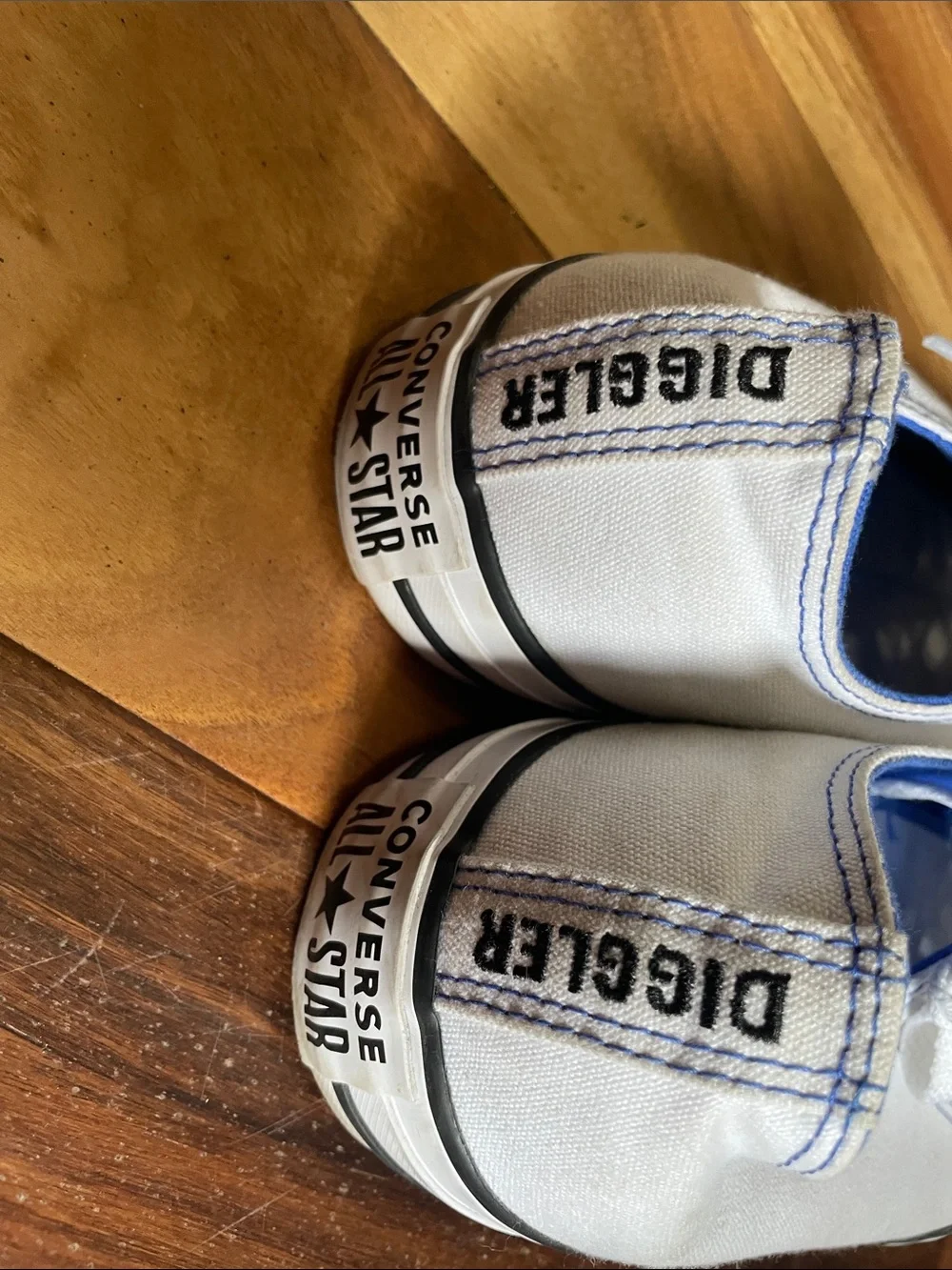 Converse Unisex White Sneakers. Good Condition. Men's Size 11. Women's Size 13. - Picture 4 of 11